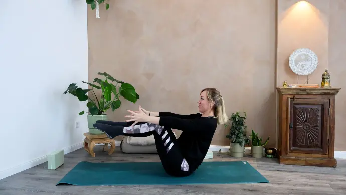 Vorschaubild: Pia auf der Yogamatte im Studio