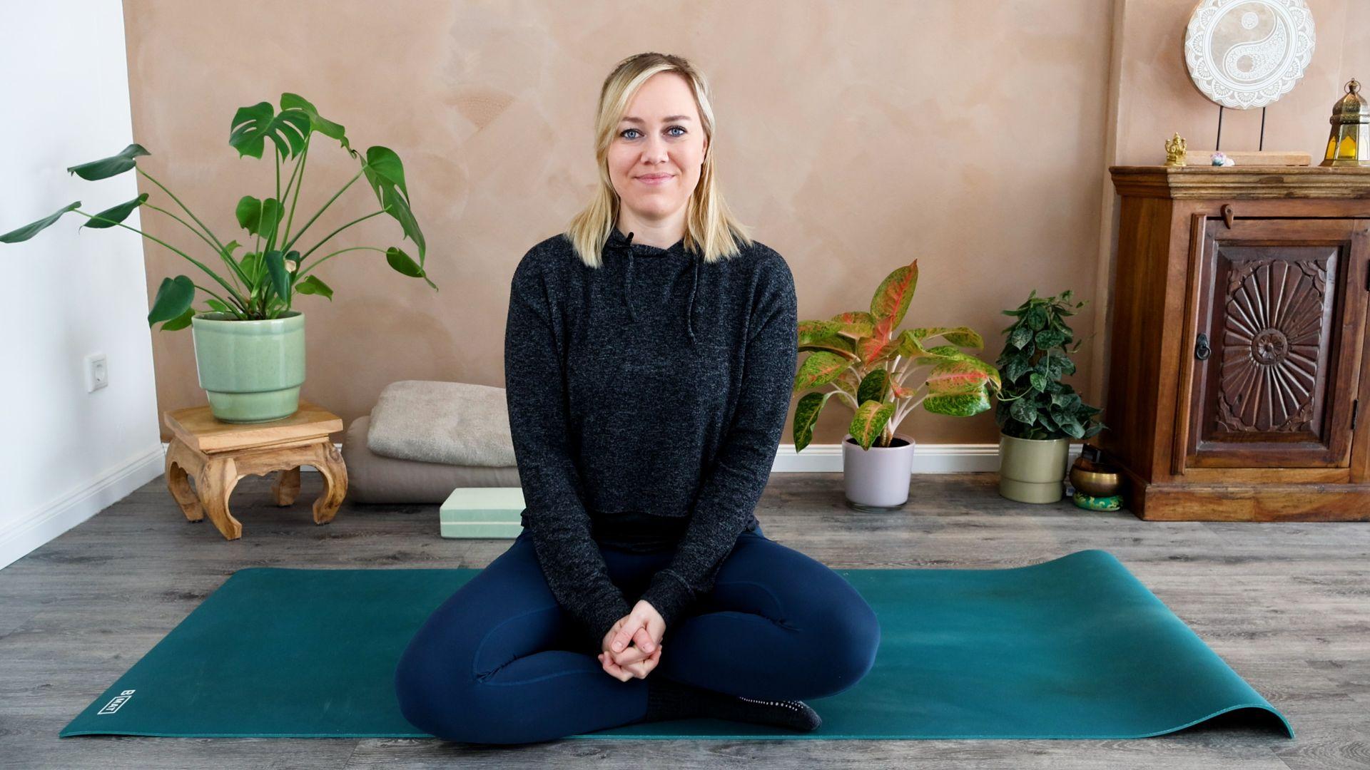 Vorschaubild: Pia auf der Yogamatte im Studio